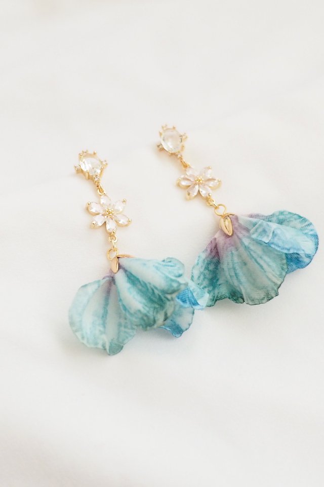 Krystal Petal Earstuds in Blue