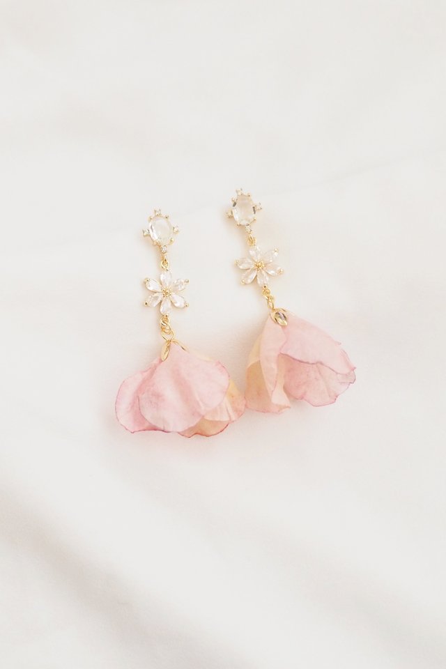 Krystal Petal Earstuds in Pink