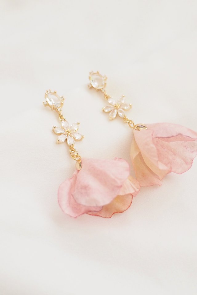 Krystal Petal Earstuds in Pink