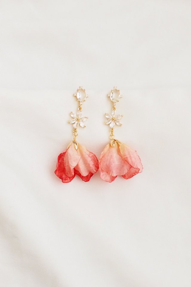 Krystal Petal Earstuds in Coral