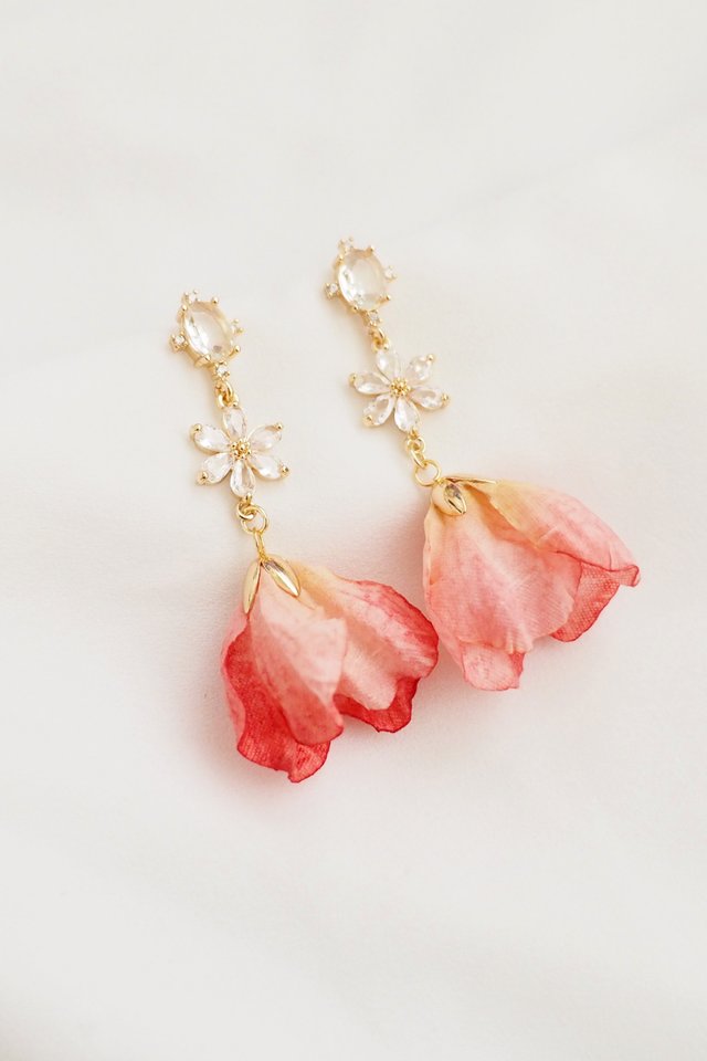 Krystal Petal Earstuds in Coral