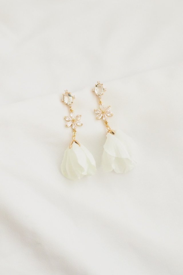 Krystal Petal Earstuds in White