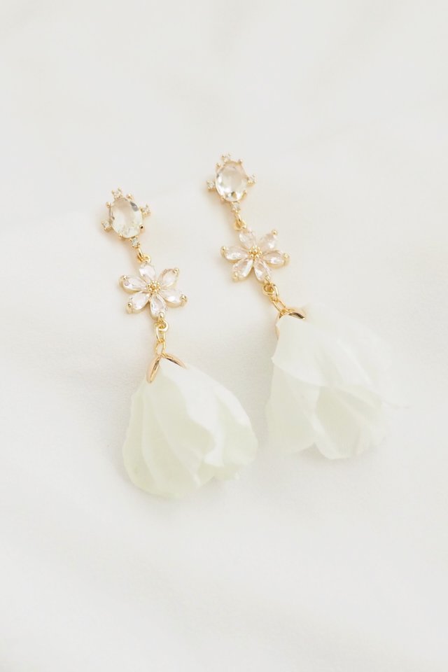 Krystal Petal Earstuds in White