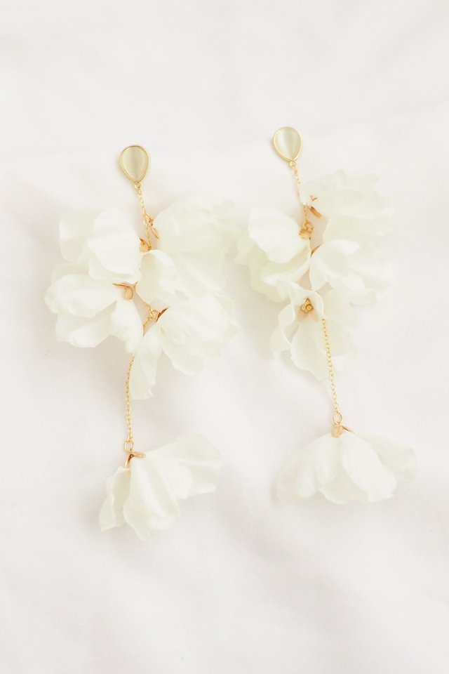 Dangling Petals Earstuds in White