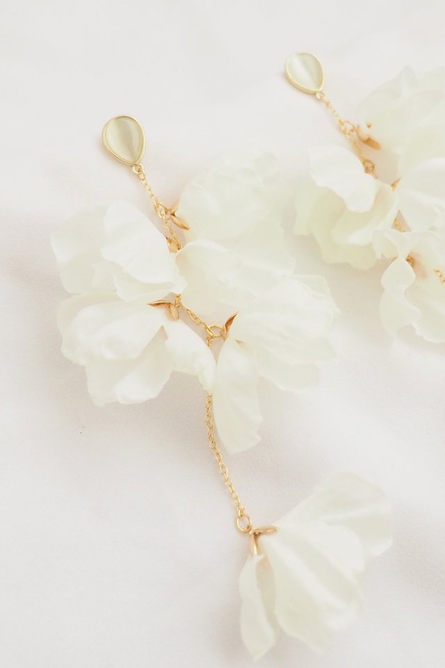 Dangling Petals Earstuds in White