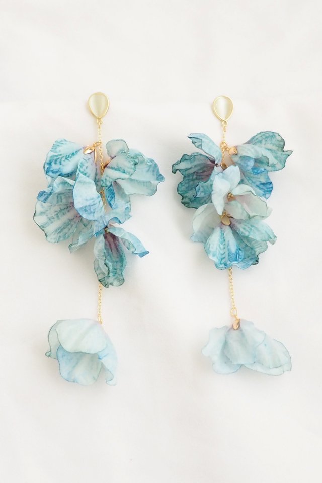 Dangling Petals Earstuds in Blue