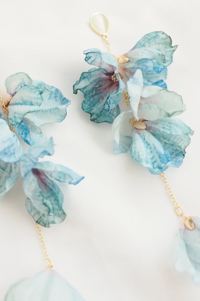 Dangling Petals Earstuds in Blue