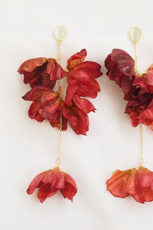 Dangling Petals Earstuds in Maroon