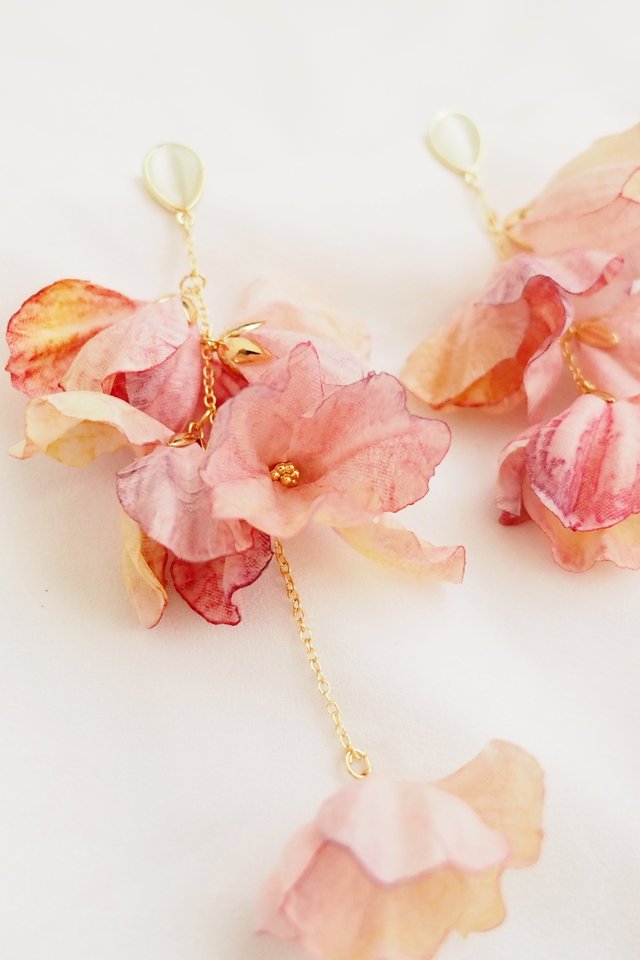 Dangling Petals Earstuds in Pink