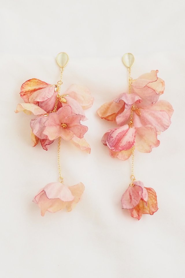 Dangling Petals Earstuds in Pink