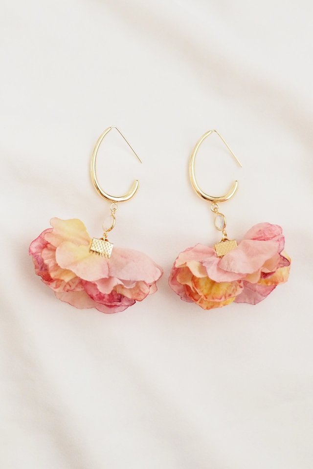 Cally Petal Hooks in Pink