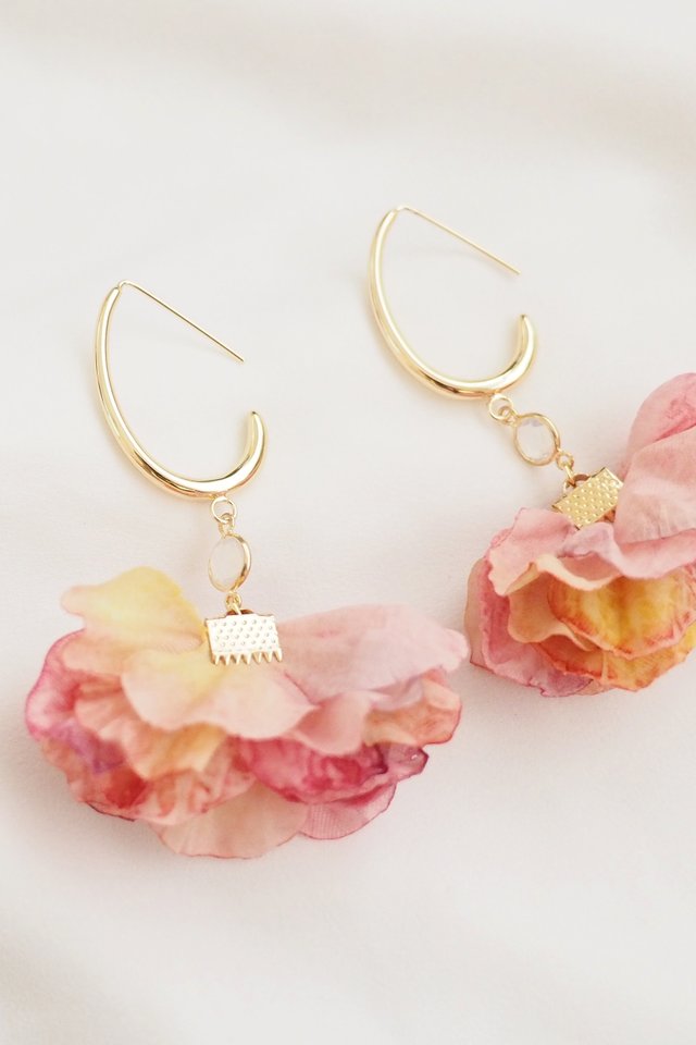 Cally Petal Hooks in Pink