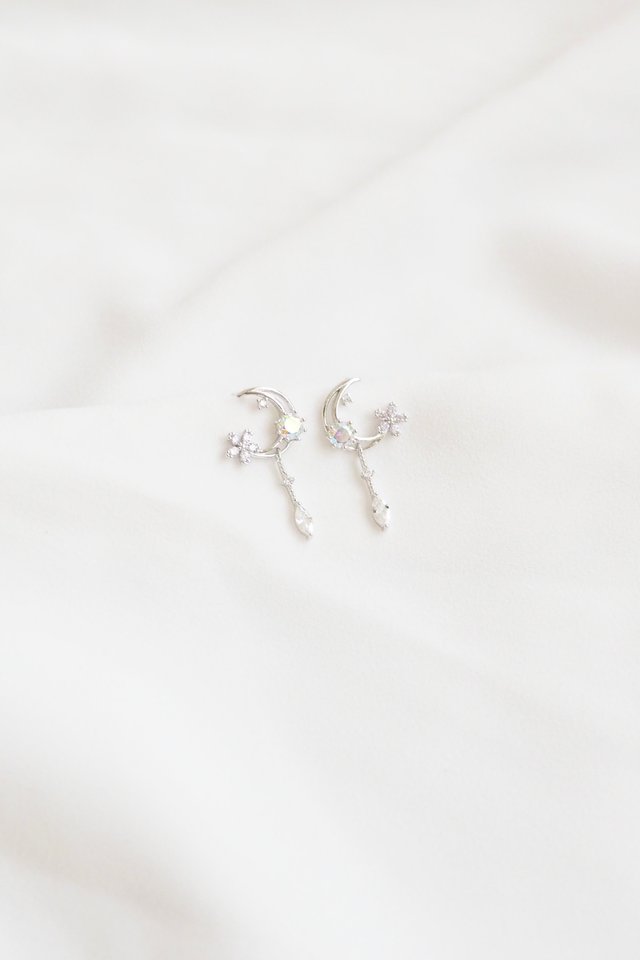 Crescent Flower Earstuds in Rhodium