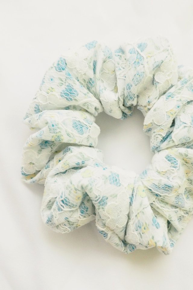 Scrunchie in Blue Floral Lace