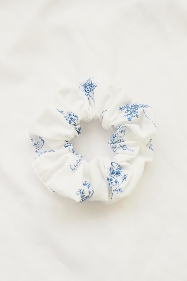 Scrunchie in Embroidered Blooms