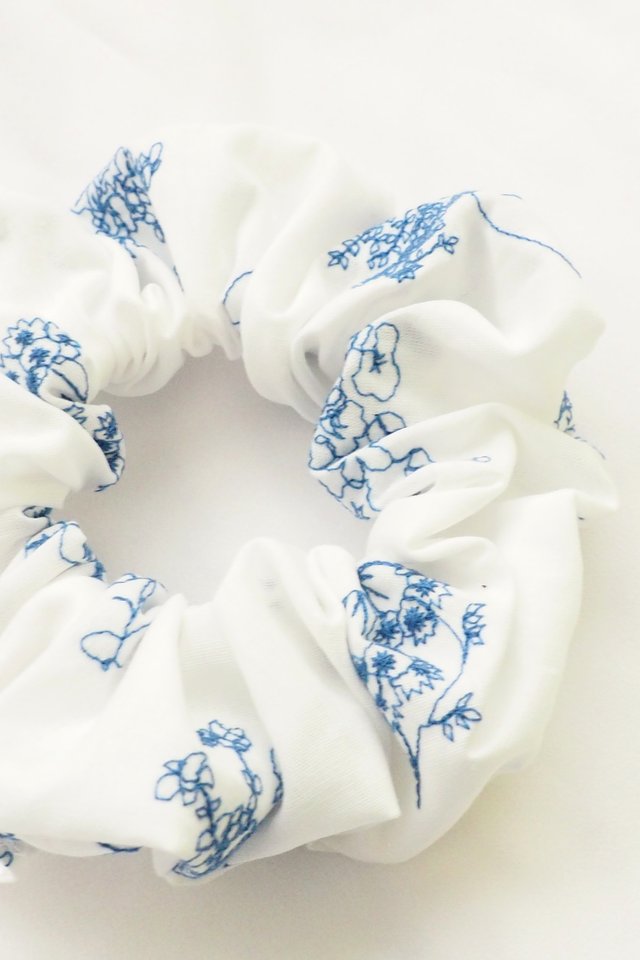 Scrunchie in Embroidered Blooms