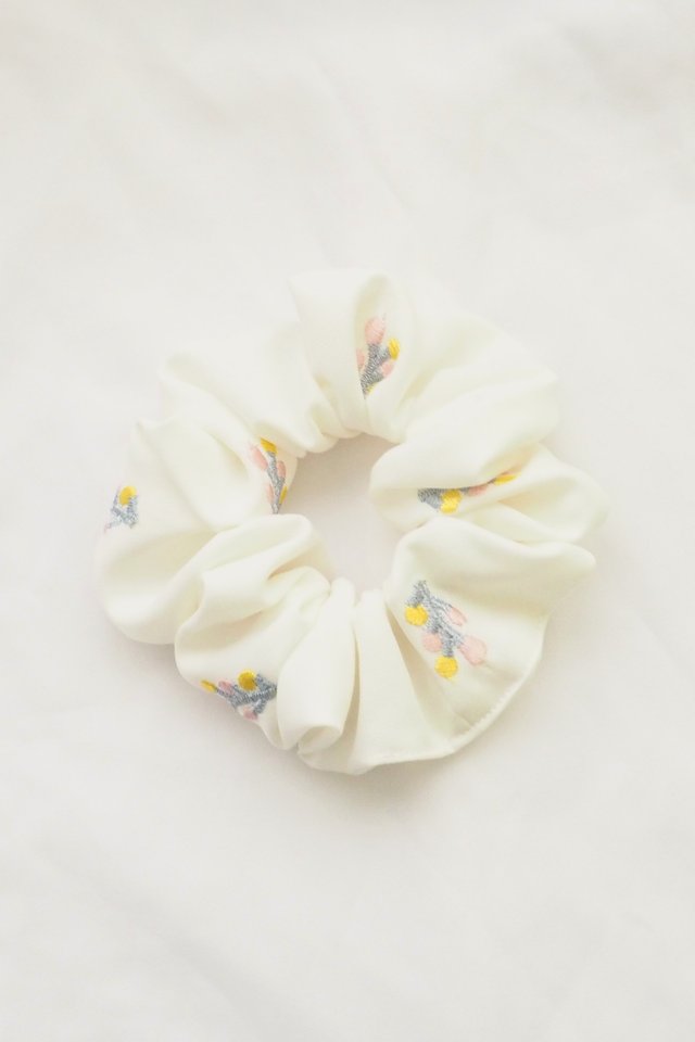 Scrunchie in Embroidered Small Flowers
