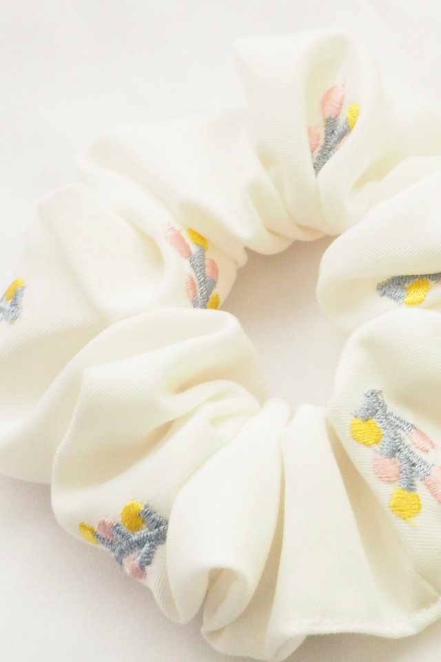 Scrunchie in Embroidered Small Flowers