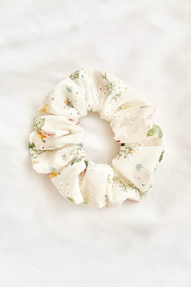 Scrunchie in Daisy Garden