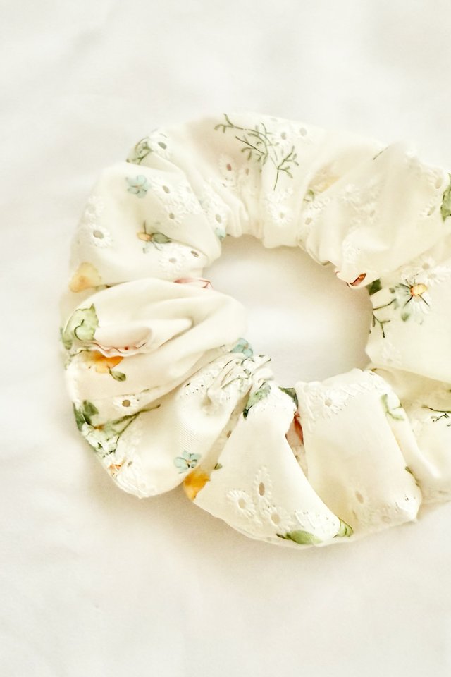Scrunchie in Daisy Garden