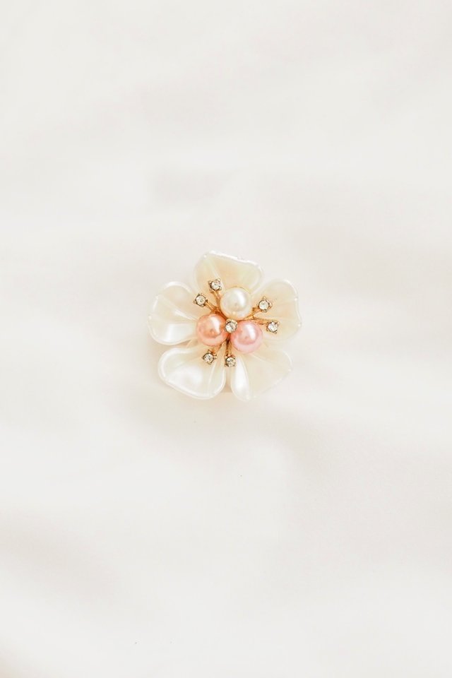 Fancy Flower Claw Clip in Champagne