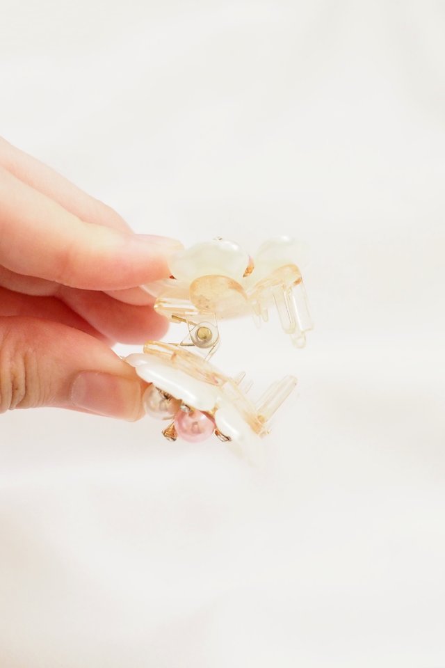 Fancy Flower Claw Clip in Champagne
