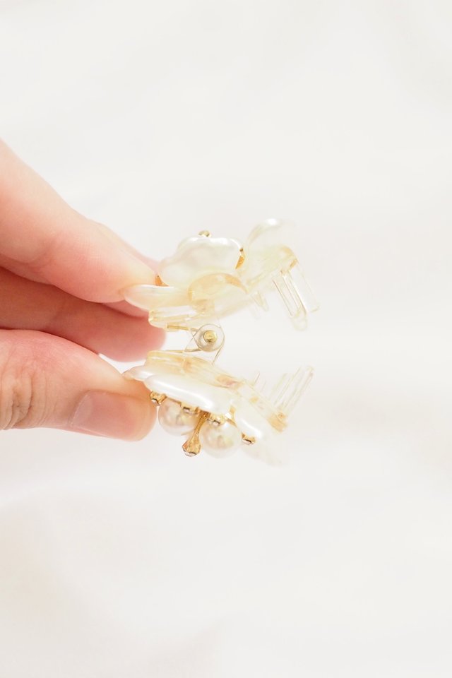 Fancy Flower Claw Clip in White
